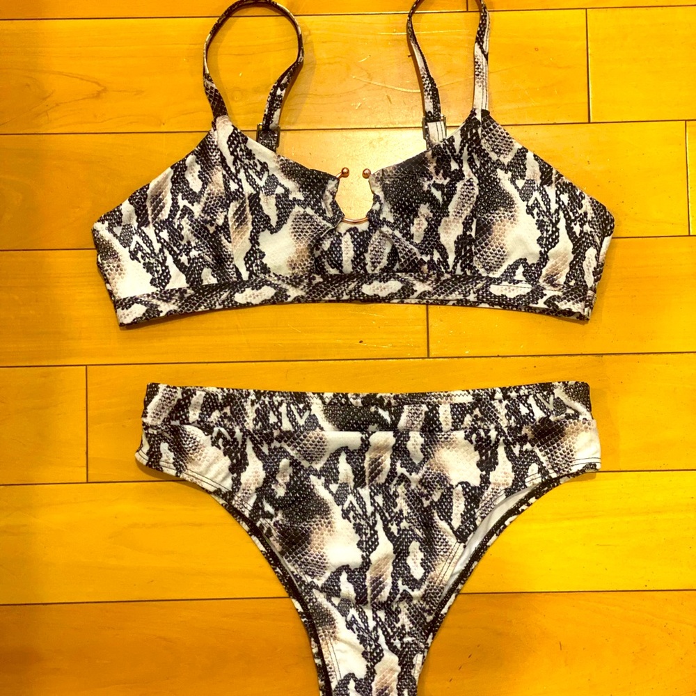 NEW Bikini 2 pieces. Size L